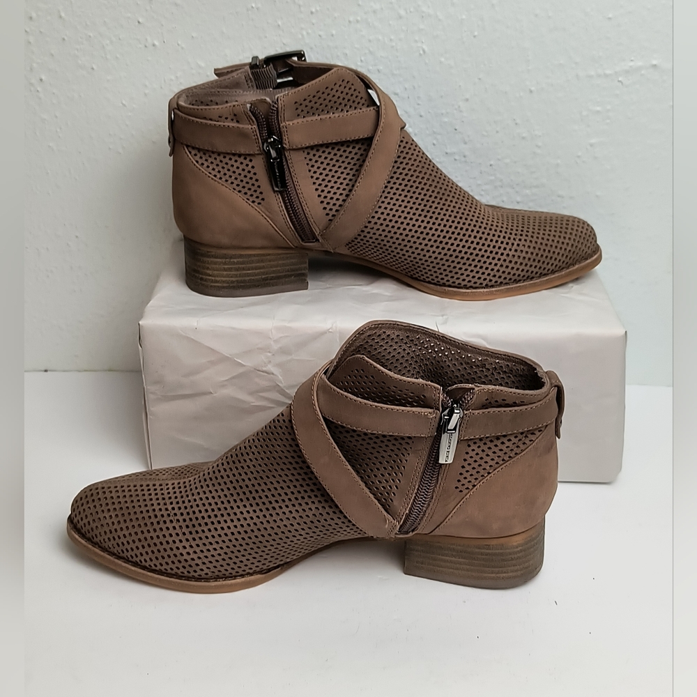 Vince Camuto Perforated Ankle Booties Almond Toe Women's Size 8.5M Tan - Picture 2 of 13